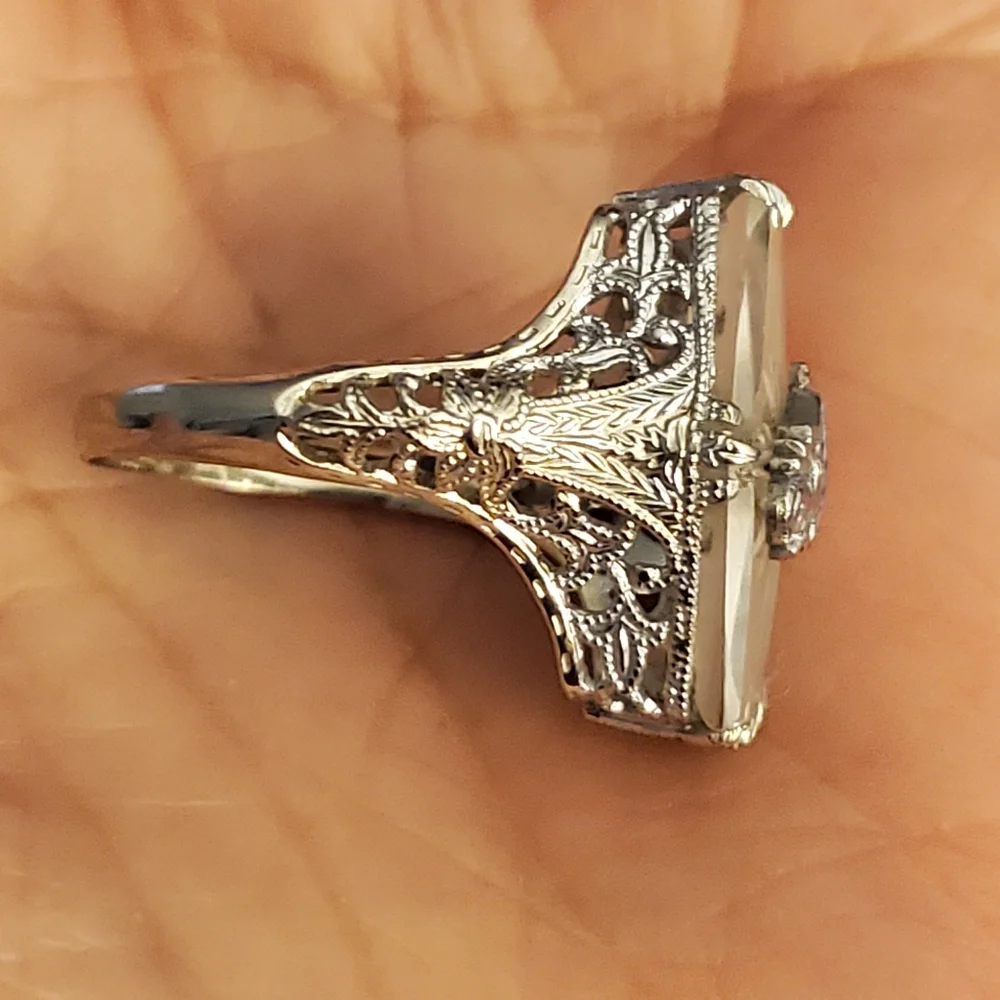 STUNNING VINTAGE 14k Art deco shield camphor ring